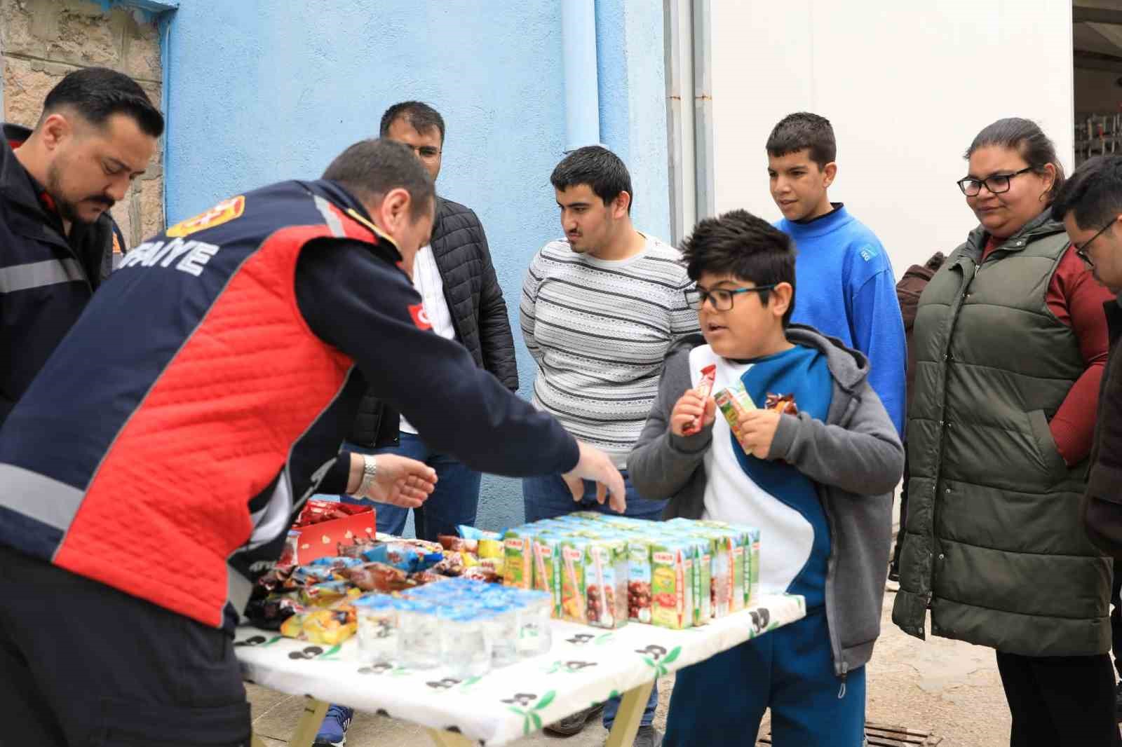 İtfaiye ekiplerinden &ouml;zel bireylere yangın eğitimi
