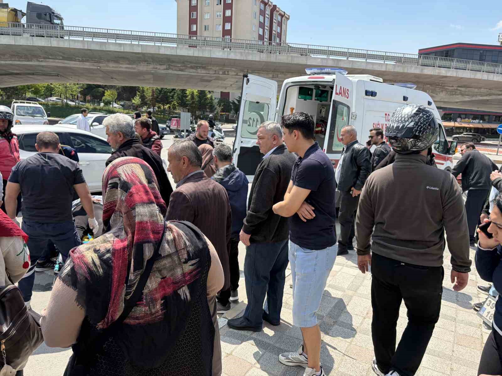 Yola d&ouml;k&uuml;len toprakta kayan motosikletin s&uuml;r&uuml;c&uuml;s&uuml; yaralandı
