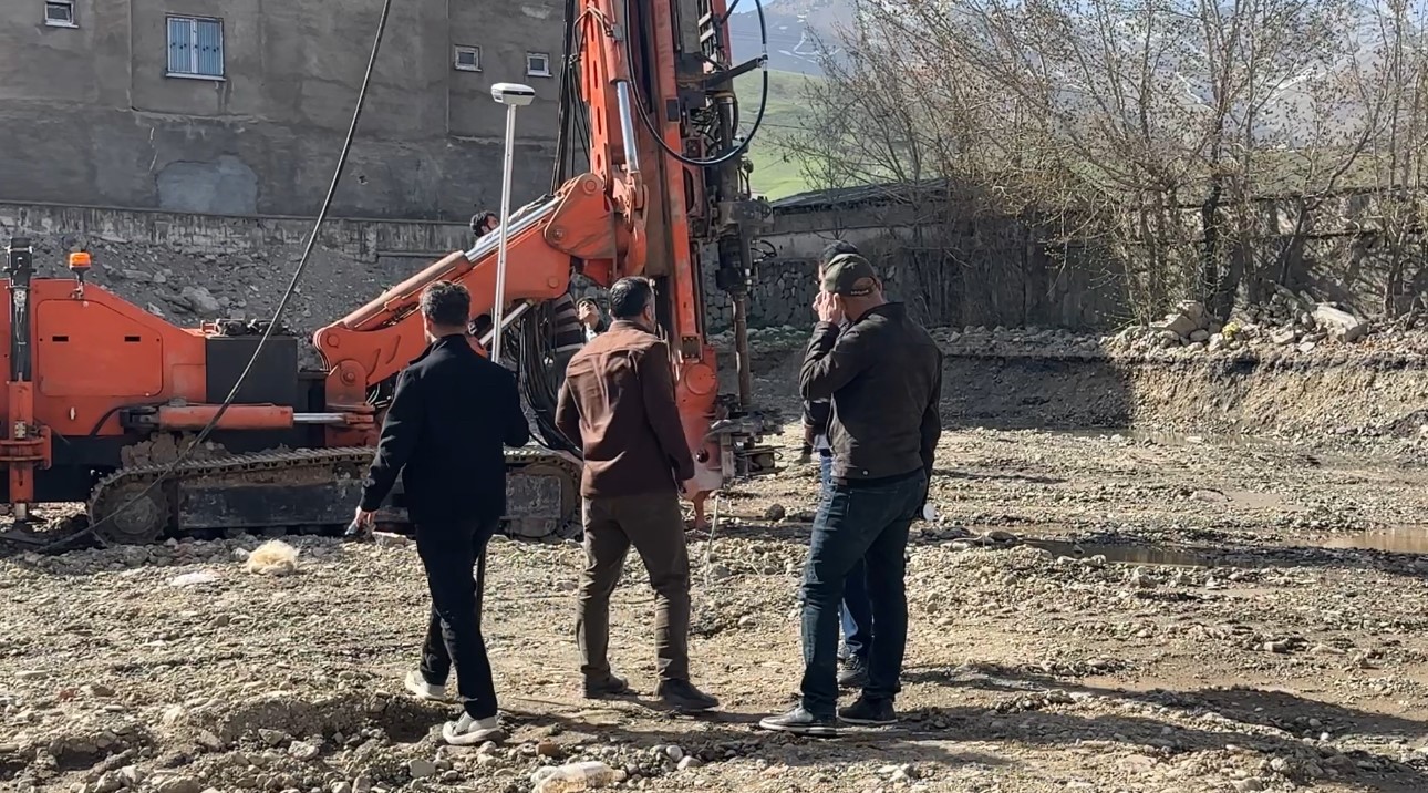 Y&uuml;ksekova&rsquo;da depreme dayanıksız olduğu i&ccedil;in yıkılan okul "Jet Grout" sistemiyle yeniden y&uuml;kseliyor
