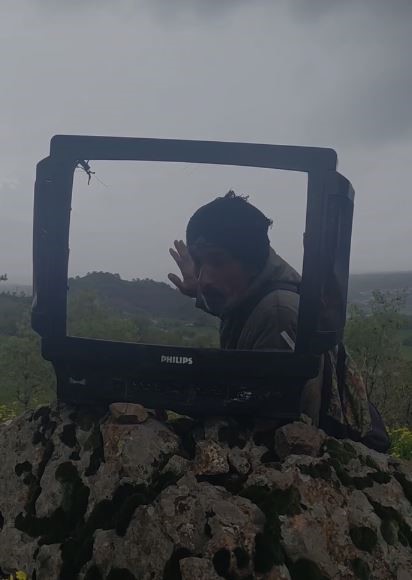 Elazığ&rsquo;da &ccedil;oban, kırık televizyonla hava durumu sunup doluya karşı uyardı
