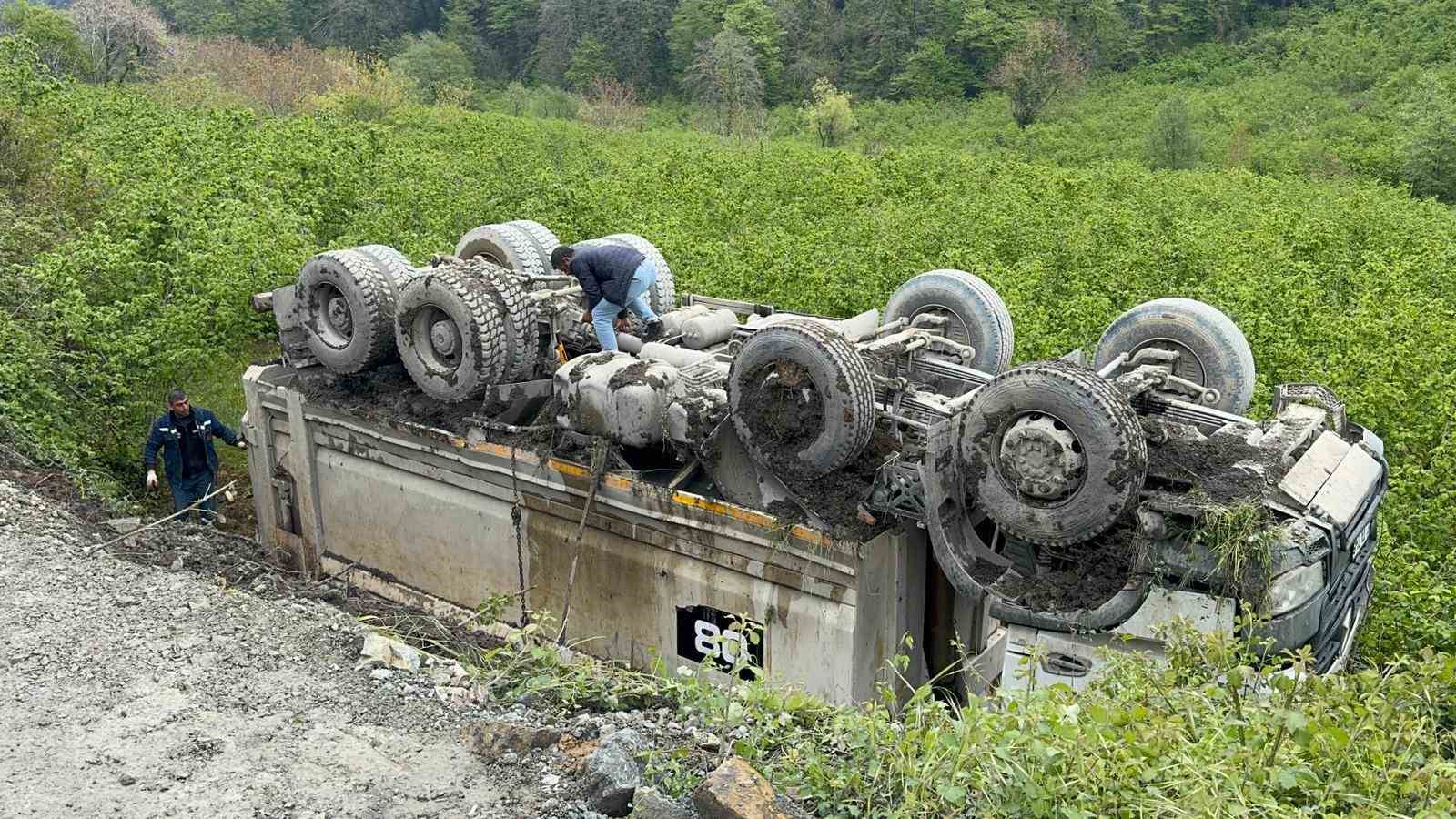 Askeri limana taş g&ouml;t&uuml;ren kamyon devrildi, s&uuml;r&uuml;c&uuml; yara almadan kurtuldu
