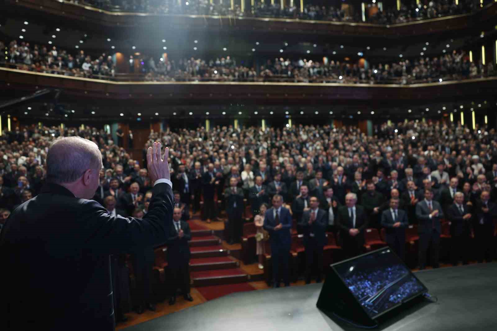 Cumhurbaşkanı Erdoğan: "Y&ouml;nettiği şehri haraca bağlayanlara ses &ccedil;ıkarmayıp, bu milletin evlatları i&ccedil;in samimiyetle koşturanlara engel &ccedil;ıkaranları sadece maşeri vicdana havale ediyoruz"
