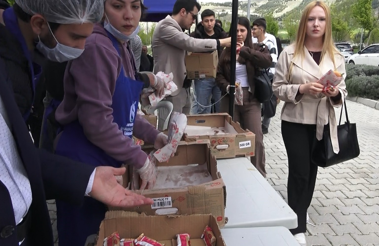 Isparta’da öğrencilere 5 bin adet balık ekmek dağıtıldı