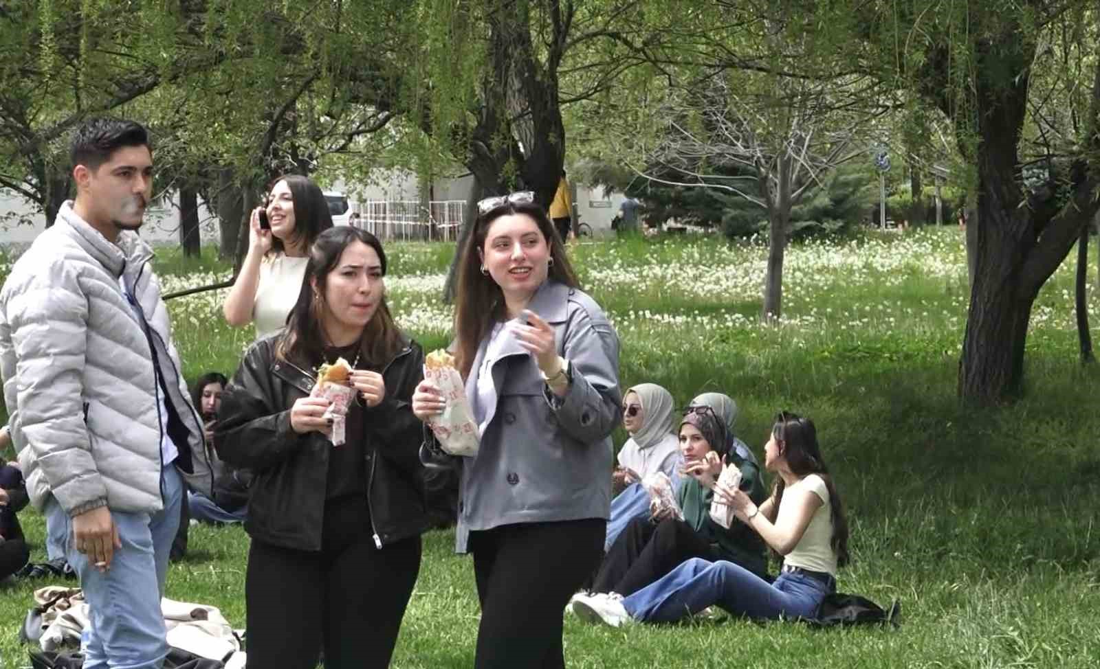 Isparta&rsquo;da &ouml;ğrencilere 5 bin adet balık ekmek dağıtıldı
