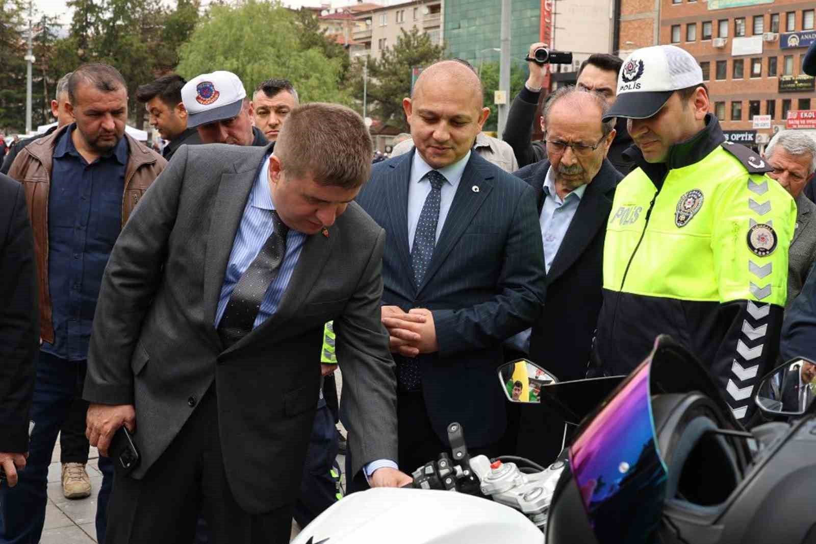 Kırıkkale&rsquo;de motosiklet kazası ge&ccedil;iren s&uuml;r&uuml;c&uuml;lere kask hediye edildi
