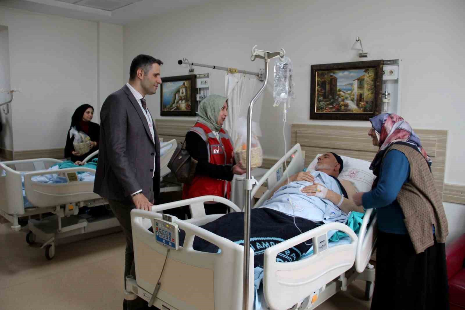 Devlet Hastanesi&rsquo;nde hastaların y&uuml;z&uuml;n&uuml; g&uuml;ld&uuml;ren ziyaret
