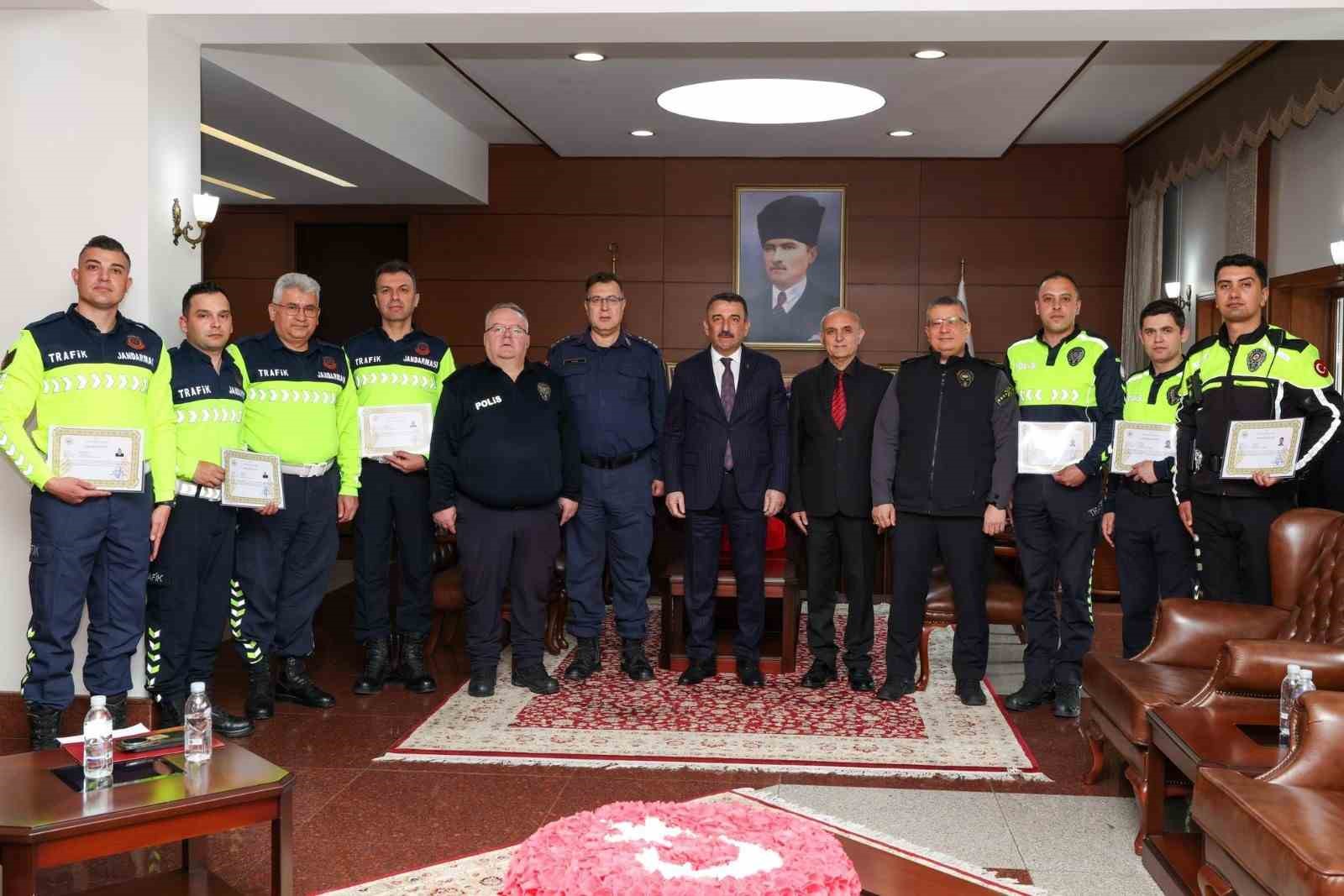 Vali Hacıbektaşoğlu&rsquo;ndan trafik ekiplerine başarı belgesi
