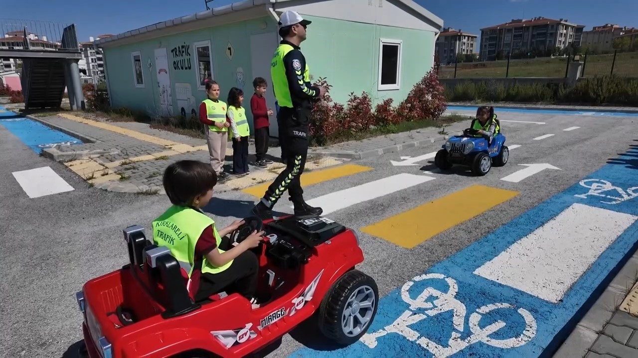 Kırklareli&rsquo;nde miniklere uygulamalı trafik eğitimi
