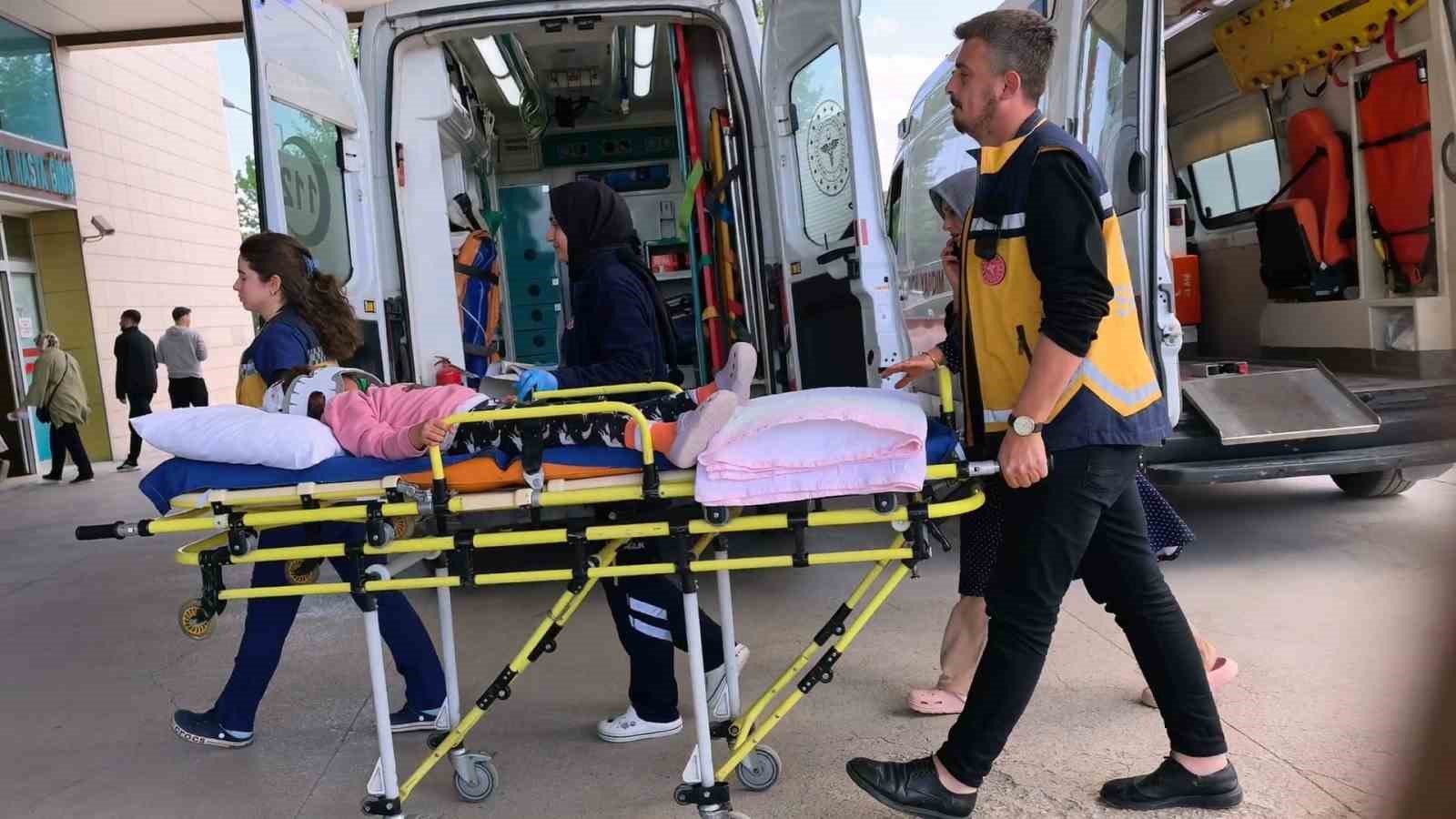 Balkonda başına mermer d&uuml;şen &ccedil;ocuk ağır yaralandı
