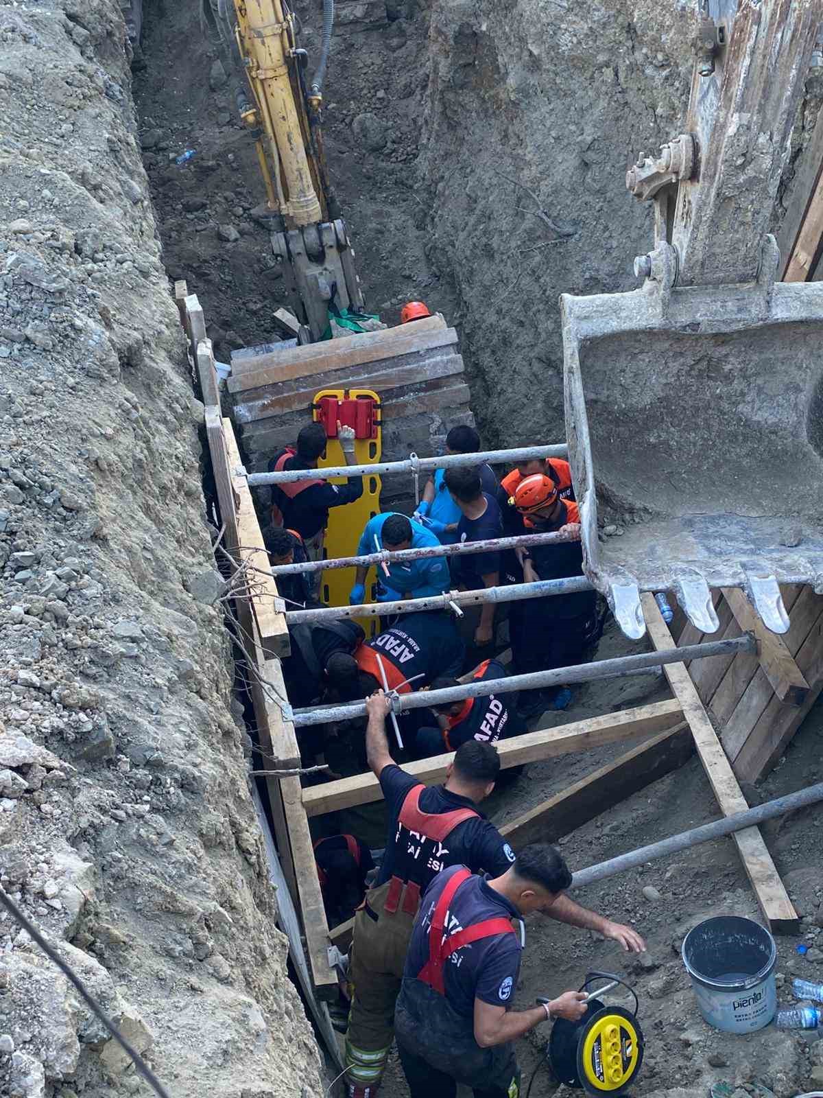 Hatay&rsquo;da g&ouml;&ccedil;&uuml;k altında kalan iş&ccedil;i kurtarıldı
