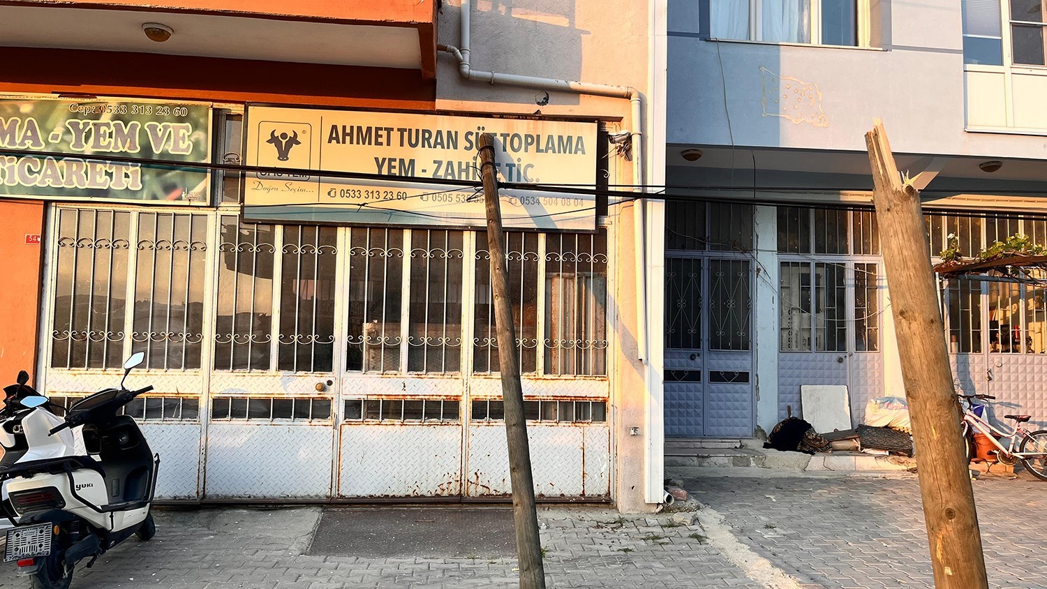 Tır kablolara takıldı: Direkler devrildi, facia ucuz atlatıldı
