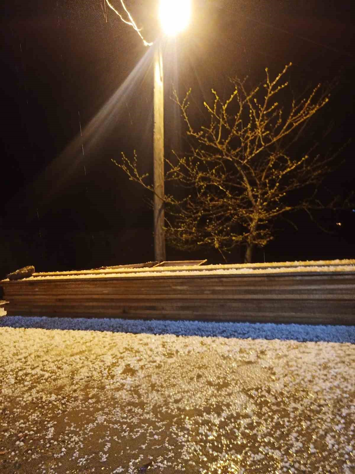 Elazığ&rsquo;da dolu etkili oldu
