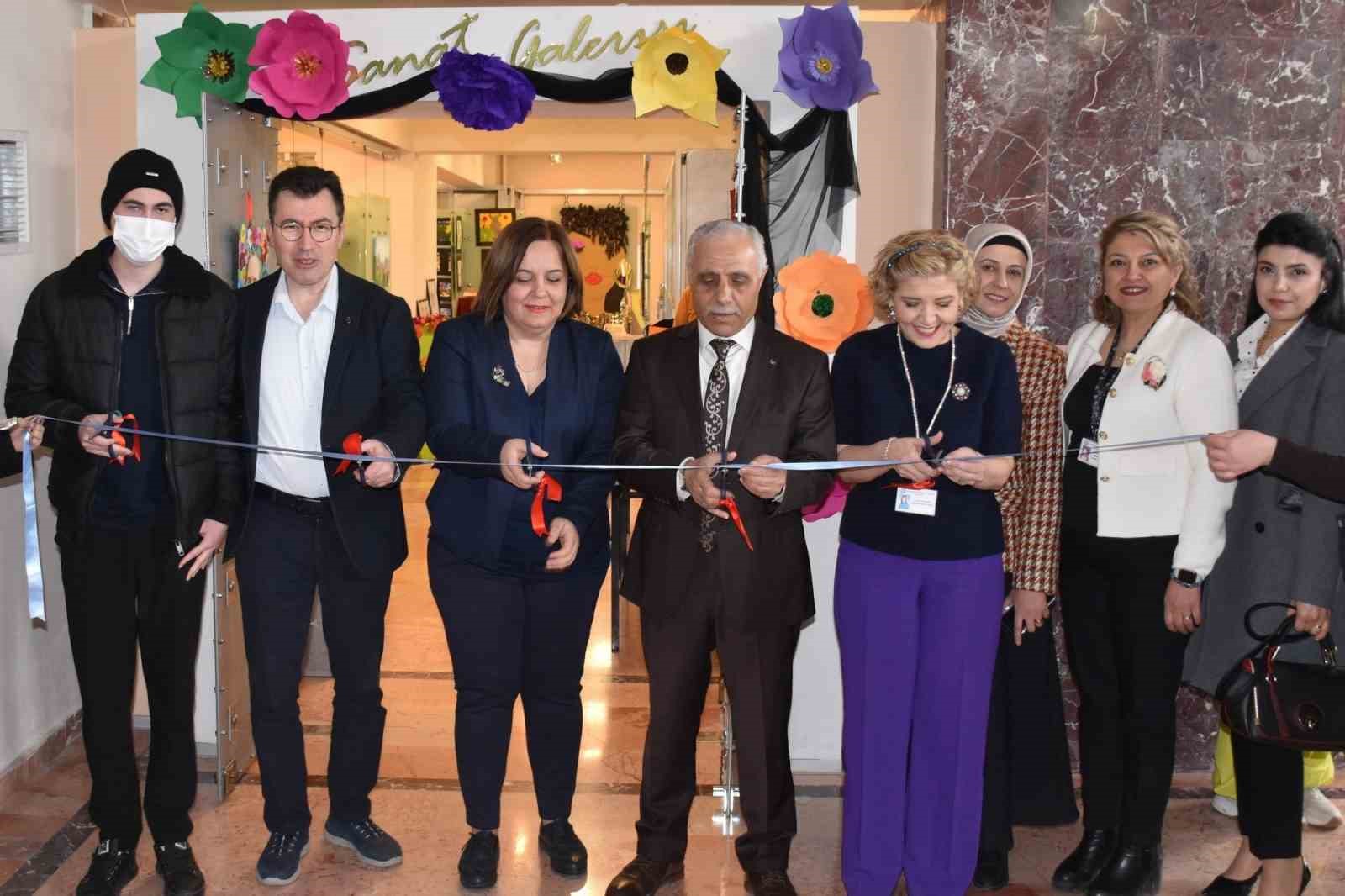 ESOGÜ Hastanesi’nde ’Sanat İyileştirir’ başlıklı sergi açıldı
