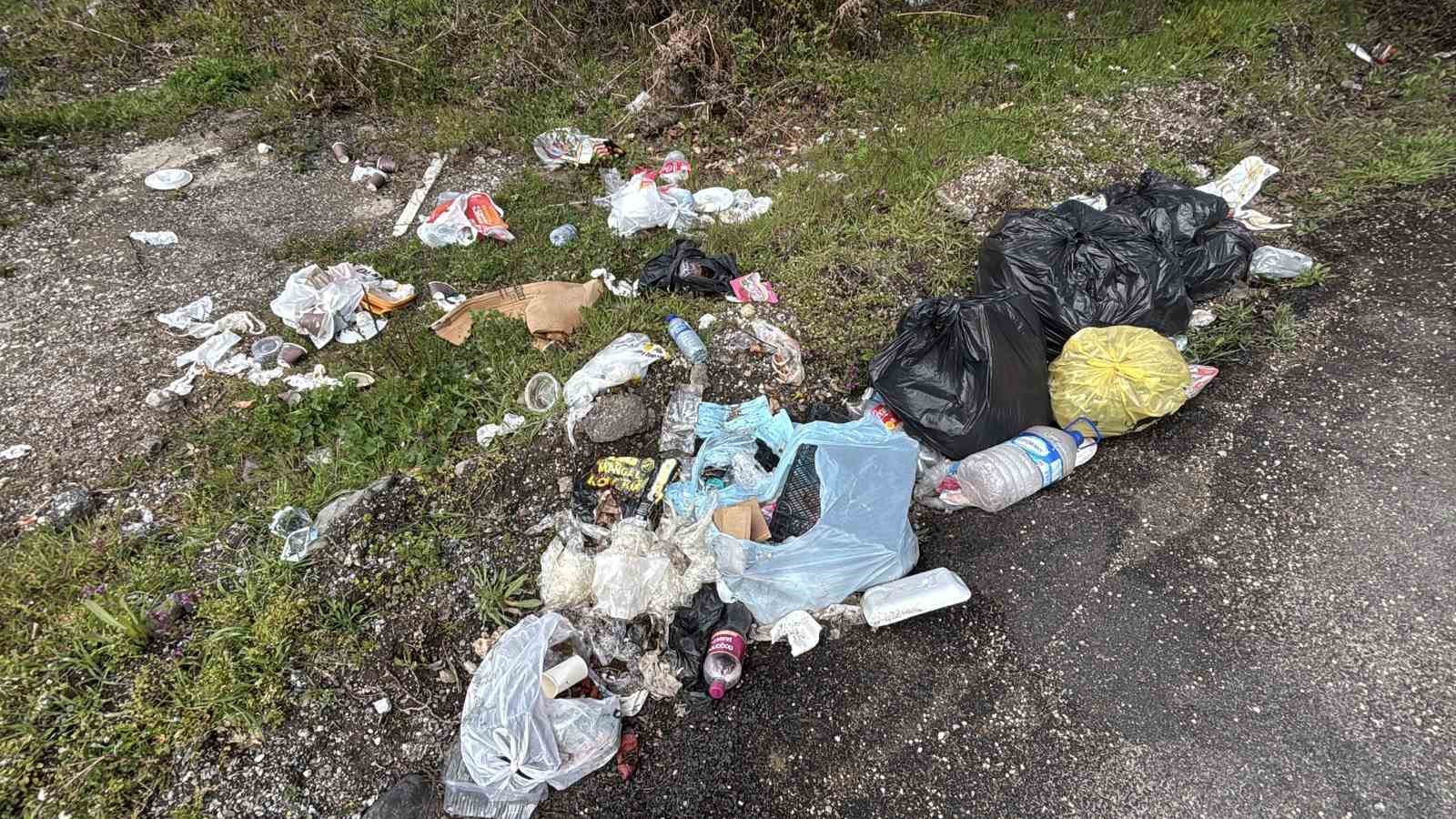 Bolu&rsquo;da pes dedirten g&ouml;r&uuml;nt&uuml;: &lsquo;&Ccedil;&ouml;p atmayın&rsquo; tabelasının altını &ccedil;&ouml;ple doldurdular
