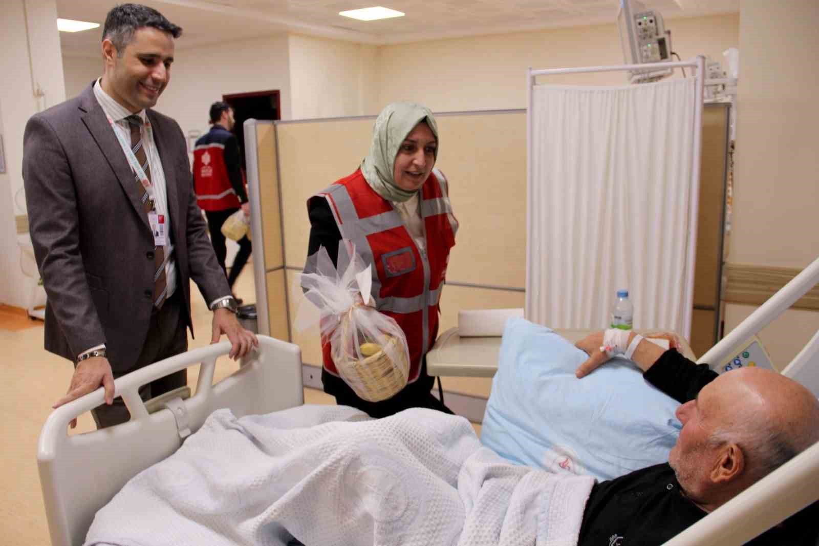 Devlet Hastanesi’nde hastaların yüzünü güldüren ziyaret