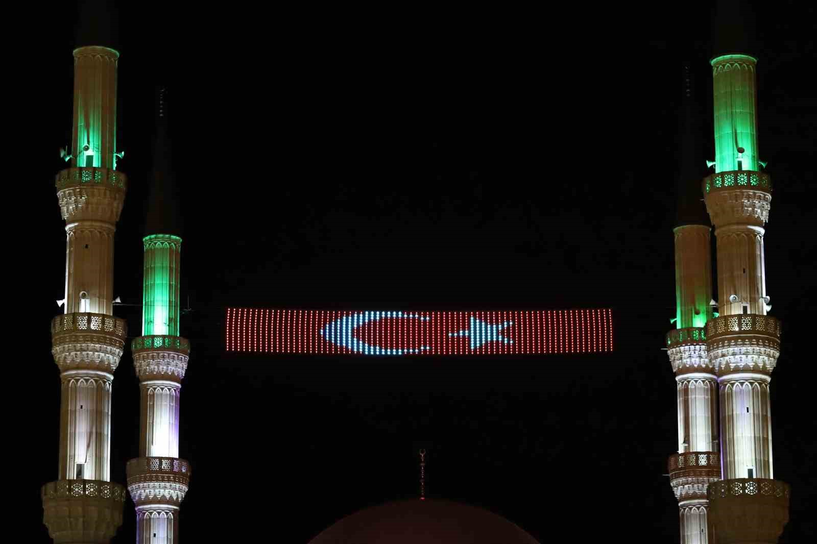 Iğdır Merkez Ulu Camii&rsquo;ne dijital mahya asıldı
