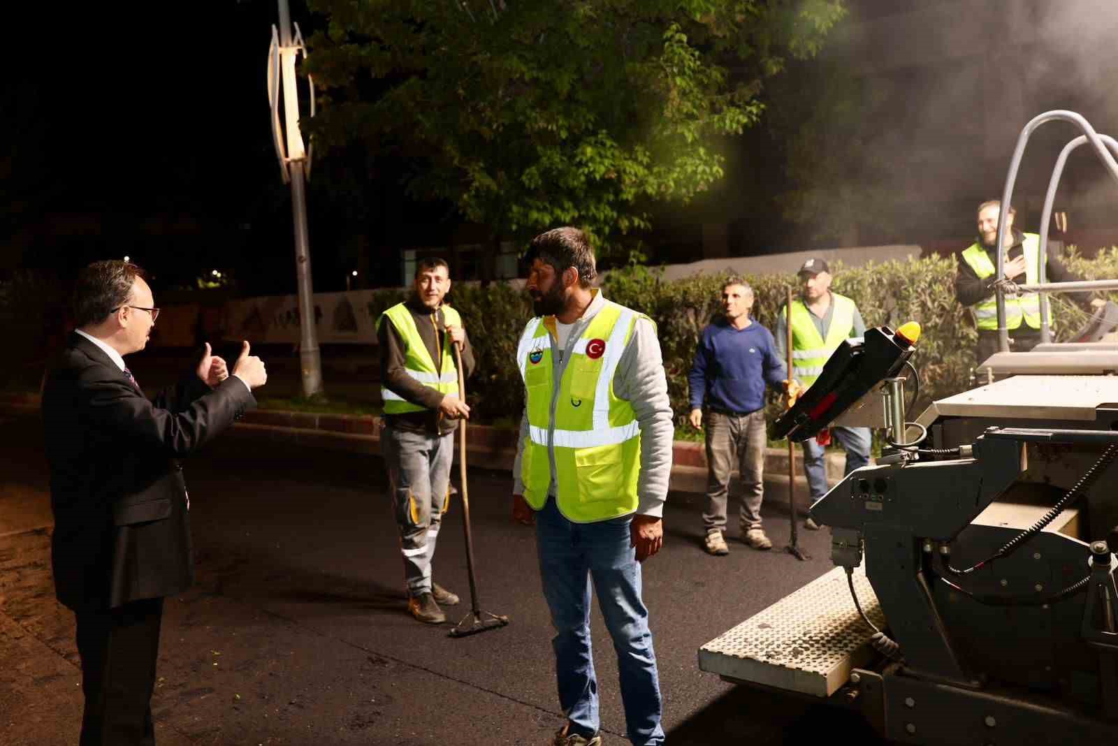 Siirt&rsquo;te asfalt mesaisi gece de s&uuml;r&uuml;yor
