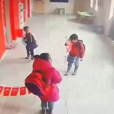 Erzurum’dan yürekleri ısıtan görüntüler: Minikler yere düşen bayrağı asmak için seferber oldular

