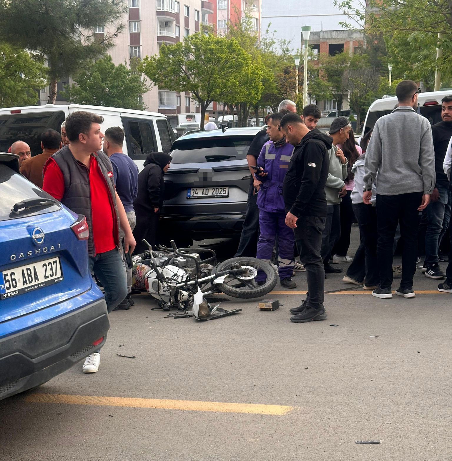 Siirt&rsquo;te transit ara&ccedil;la &ccedil;arpışan motosikletli yaralandı
