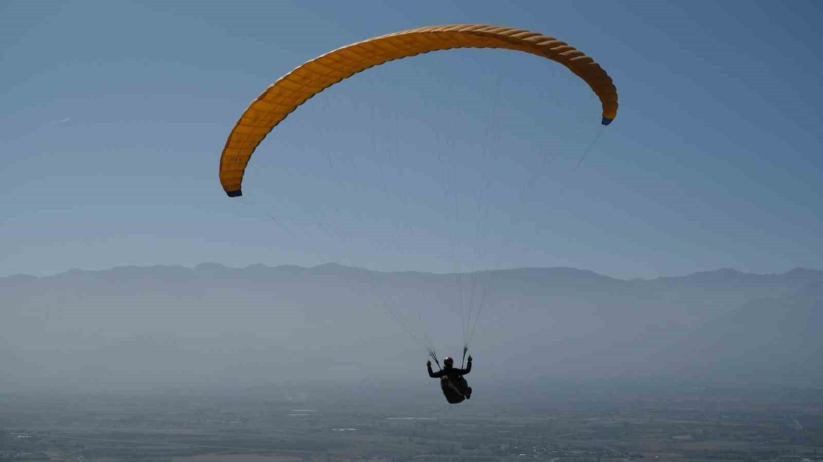 Erzincan yama&ccedil; paraş&uuml;t&uuml;nde T&uuml;rkiye ikincisi oldu
