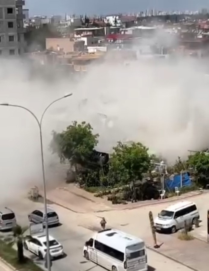 Kontrolsüz yıkım faciaya davetiye çıkardı: Kadın son anda kaçtı
