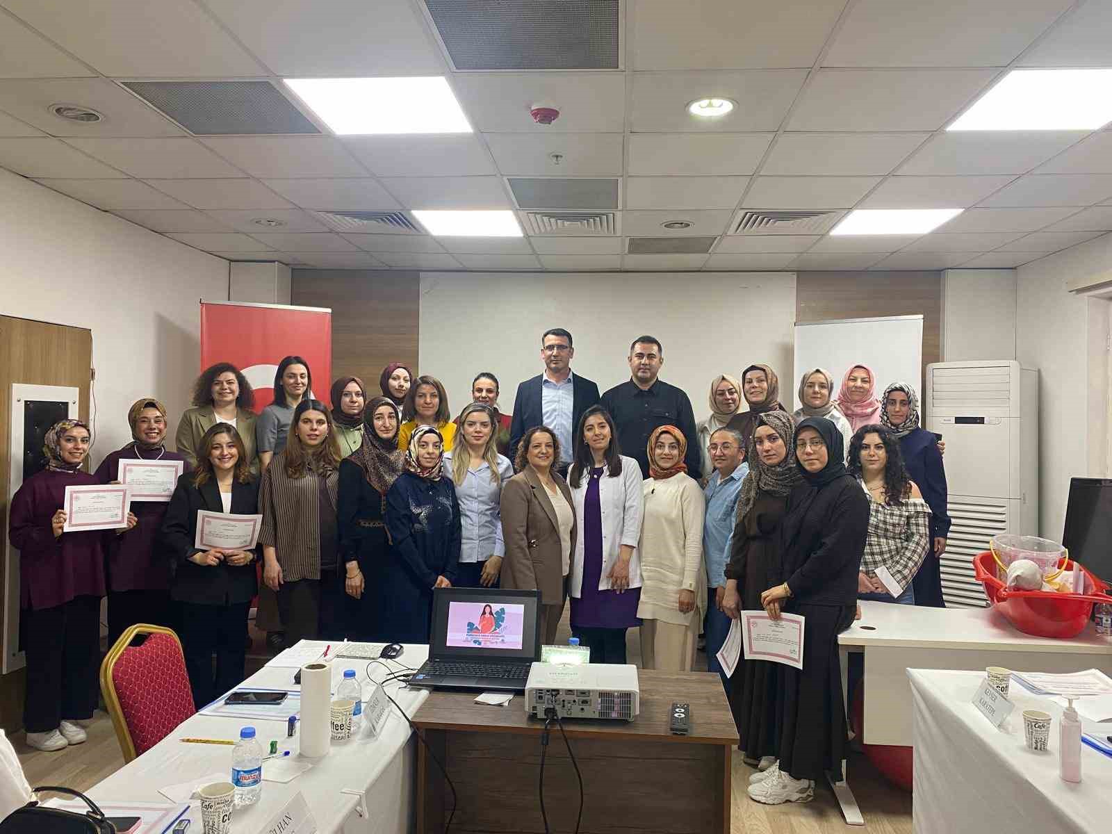 Sağlık &ccedil;alışanlarına doğum s&uuml;reci ve yenidoğan bakımı eğitimi
