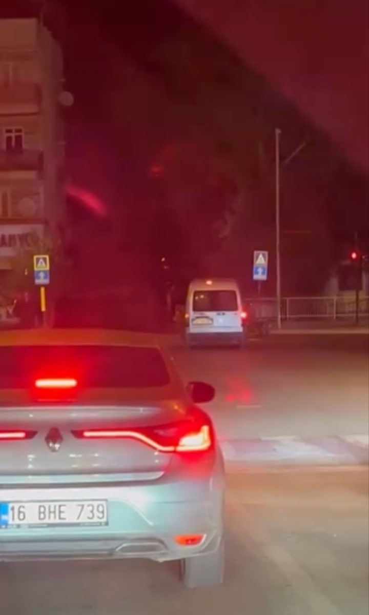 Bursa&rsquo;da ters şeride giren hafif ticari ara&ccedil; trafiği tehlikeye attı
