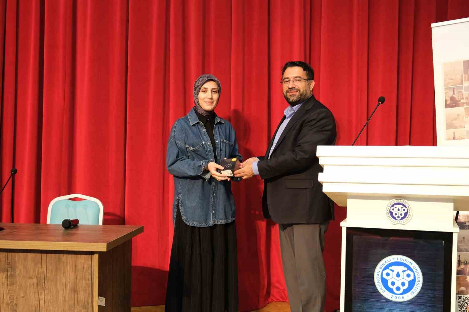 Sosyal medyanın bilin&ccedil;li kullanımı Erzincan&rsquo;da ele alındı
