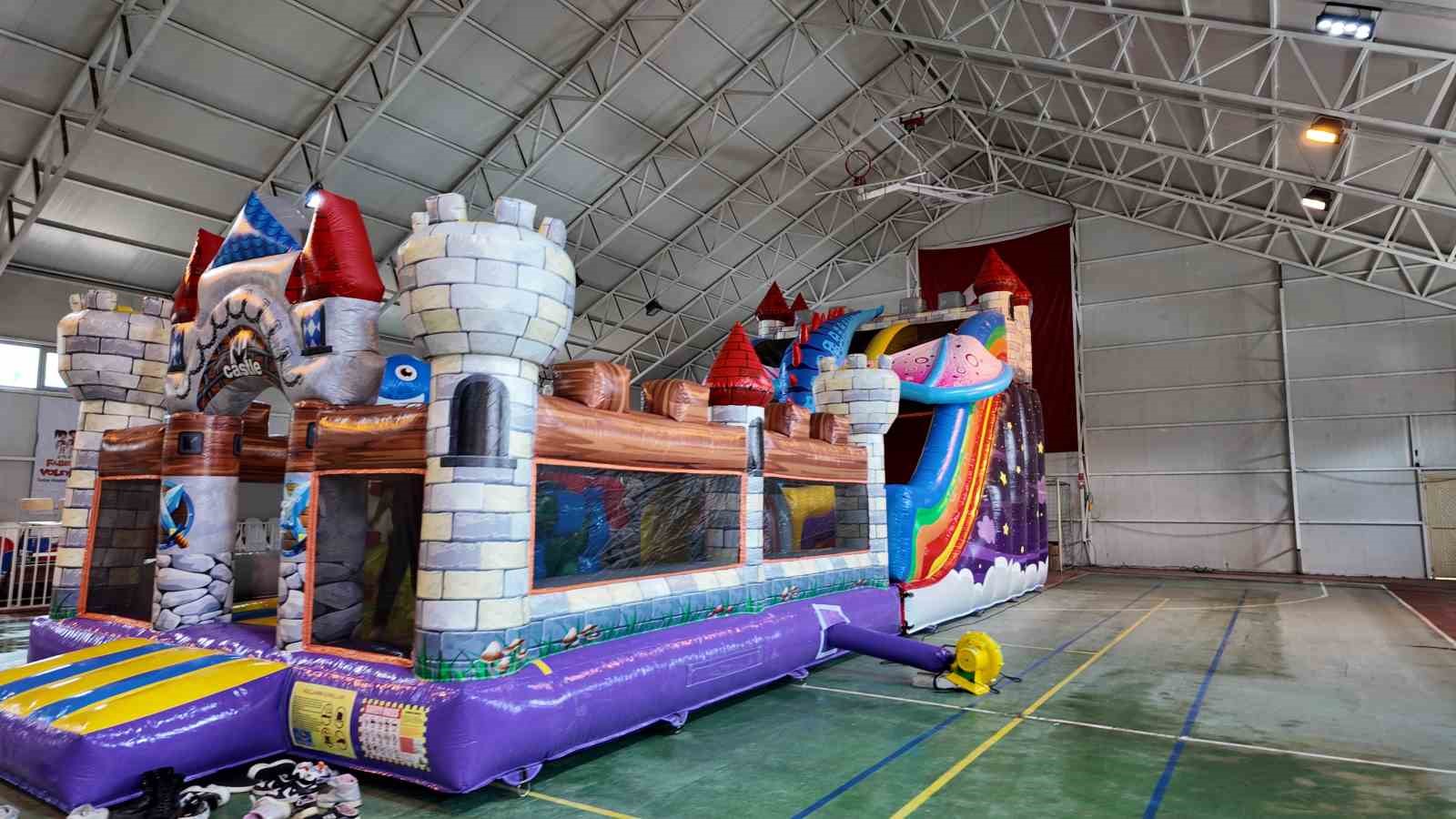 K&ouml;y &ccedil;ocukları i&ccedil;in şişme oyun parkı kuruldu
