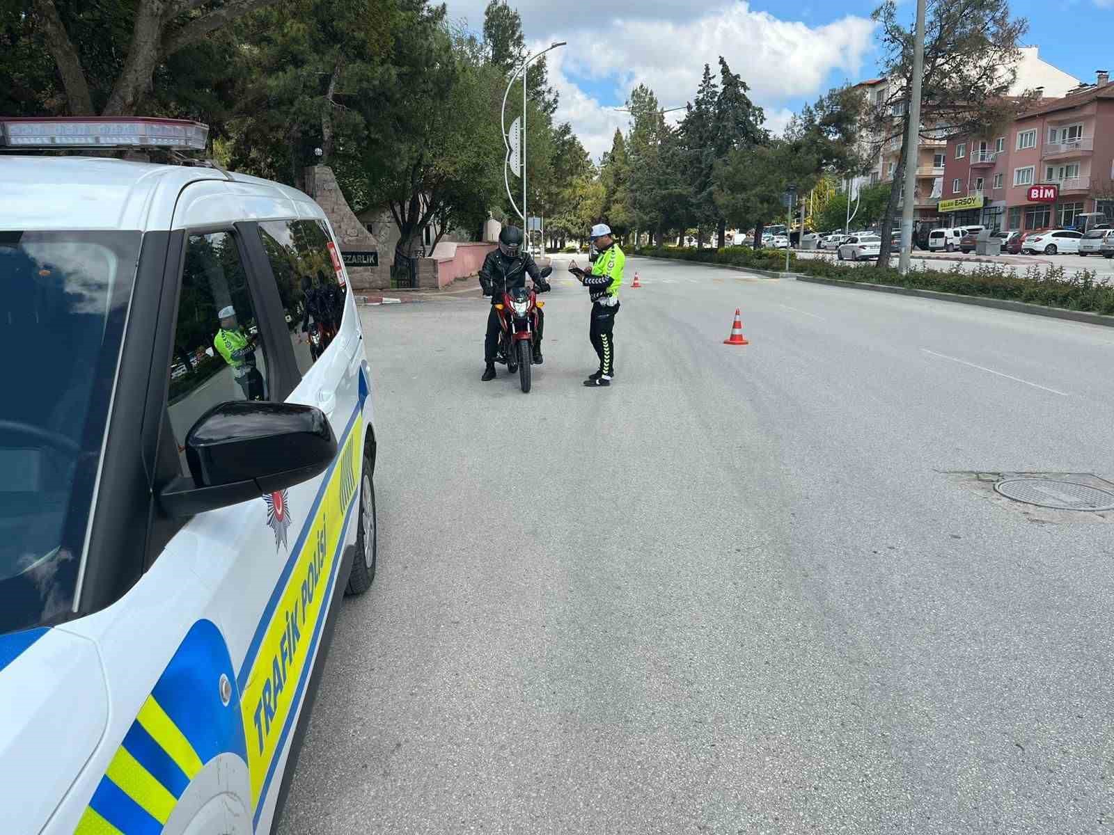 Burdur&rsquo;da 383 ara&ccedil; ve s&uuml;r&uuml;c&uuml;s&uuml; kontrol edildi
