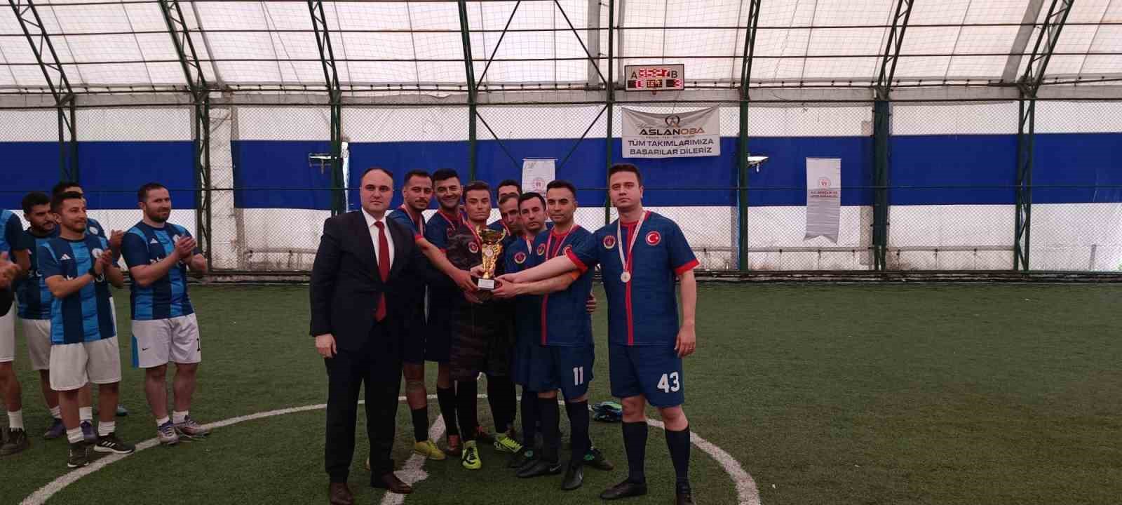 Aslanapa&rsquo;da kurumlar arası futbol turnuvası tamamlandı
