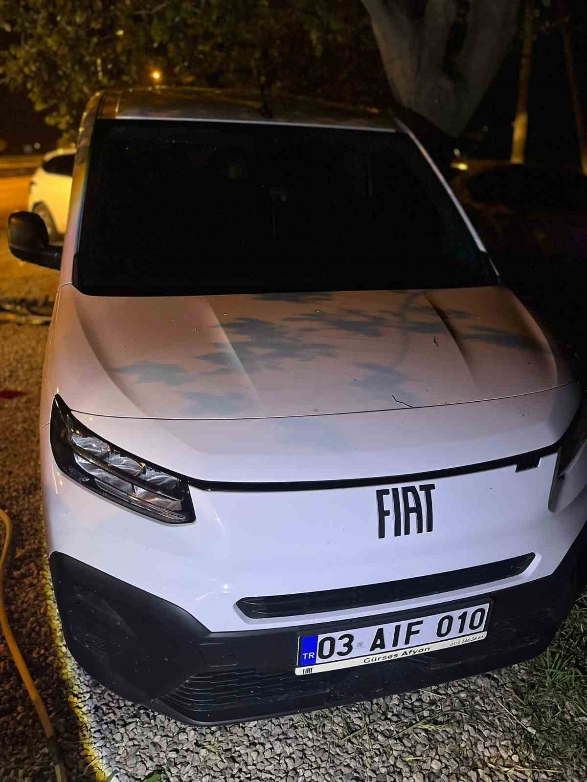 Antalya&rsquo;da kontrolden &ccedil;ıkan otomobil park halindeki ara&ccedil;ları hurdaya &ccedil;evirdi: 4 yaralı
