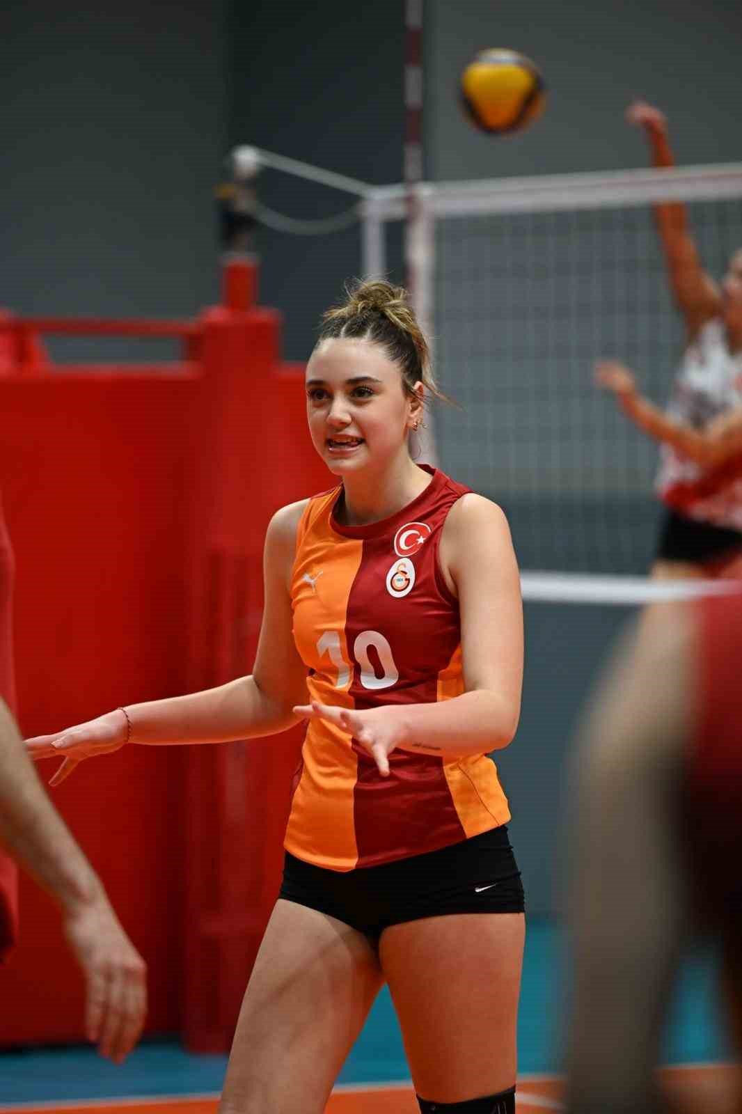 Ayvalıklı gen&ccedil; voleybolcu Minel Yal&ccedil;ın milli takım kampına davet edildi
