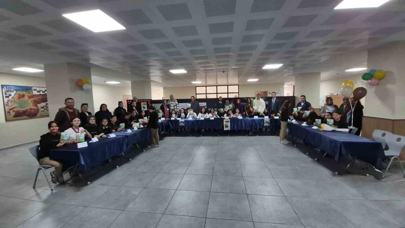 D&uuml;zce&rsquo;de minik yazarlar imza g&uuml;n&uuml; yaptı
