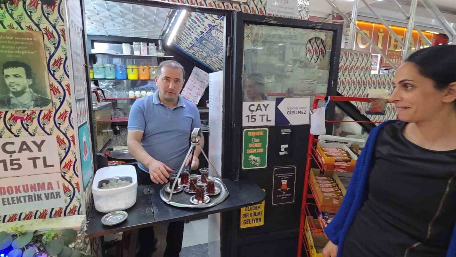 Yaklaşık 3 metrekarelik iş yerini sanat eseri niteliğinde bir mek&acirc;na d&ouml;n&uuml;şt&uuml;rd&uuml;
