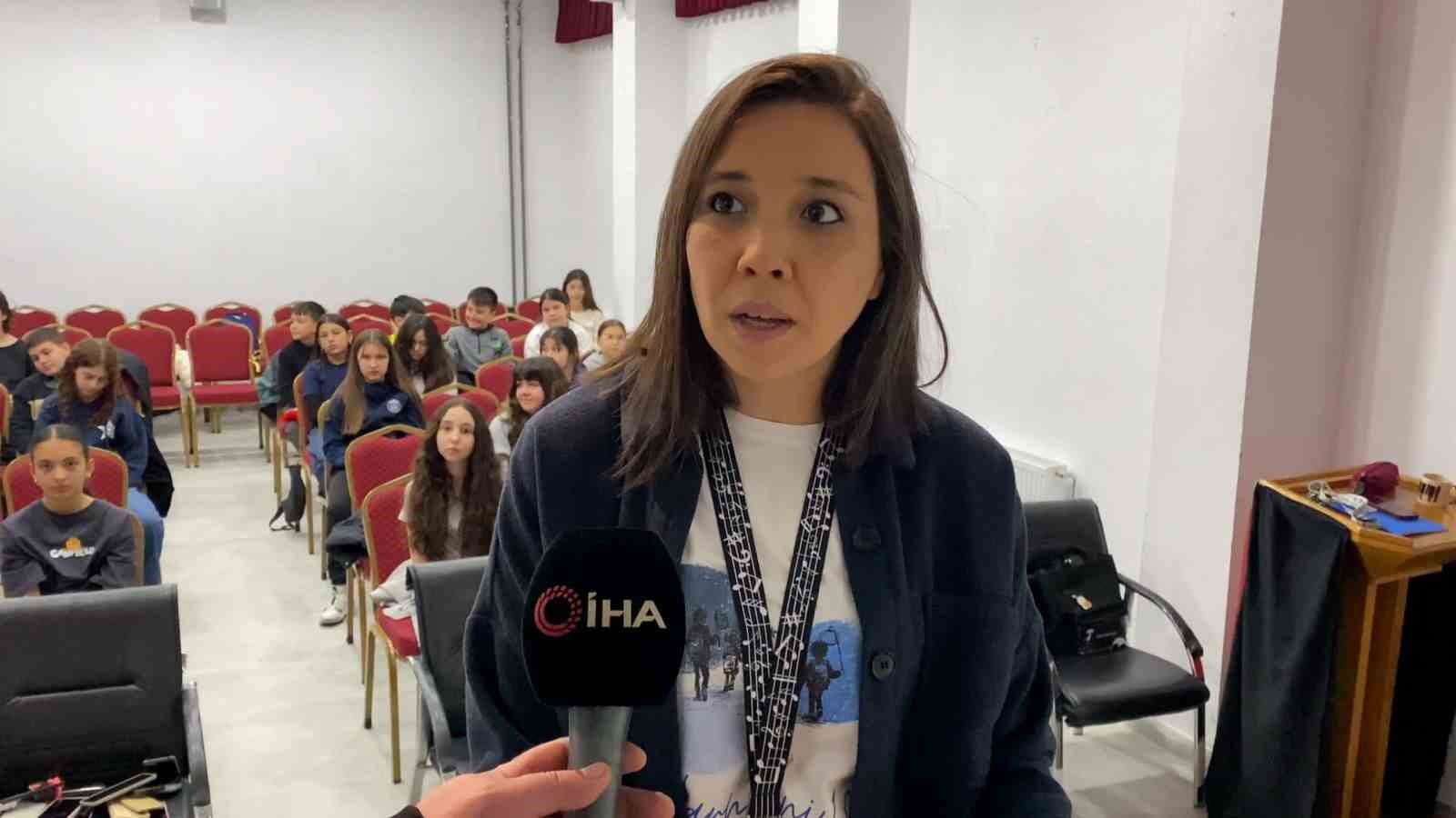 &Ouml;ğrenciler &ccedil;oksesli koroda yeteneklerini keşfediyor
