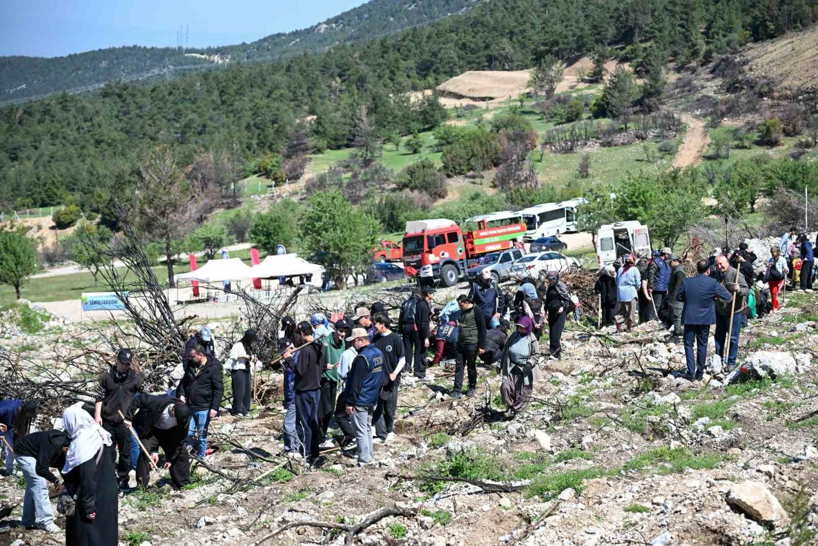 Denizli&rsquo;de 28 polis şehidi anısına 200 fidan toprakla buluştu
