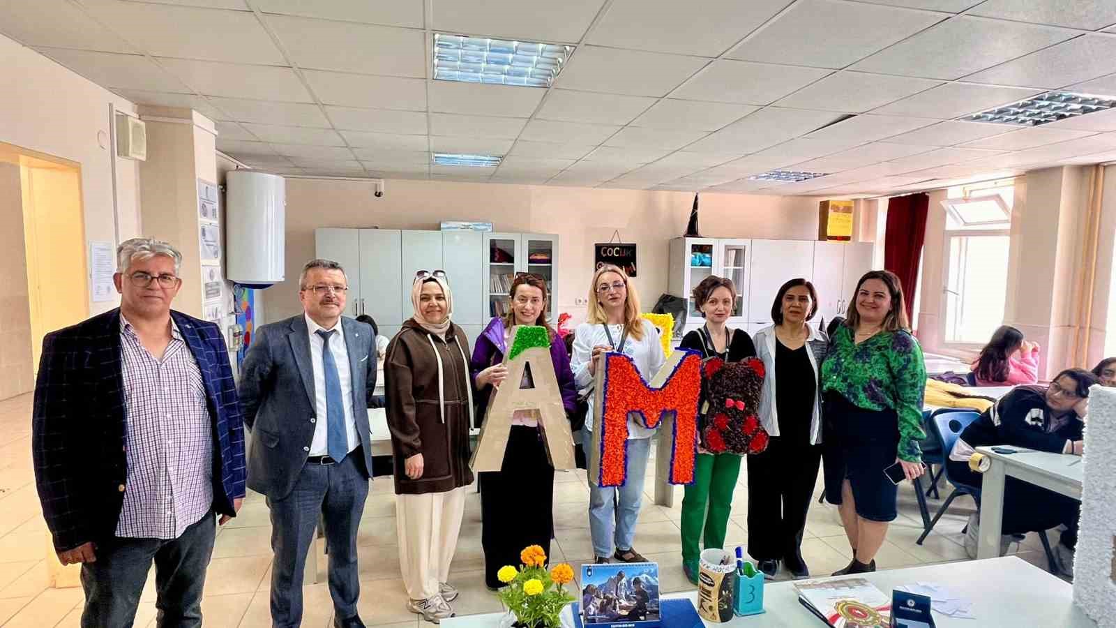 Romanyalı &ouml;ğretmenler Osmaniye&rsquo;de at&ouml;lyelerdeki &ccedil;alışmaları inceledi
