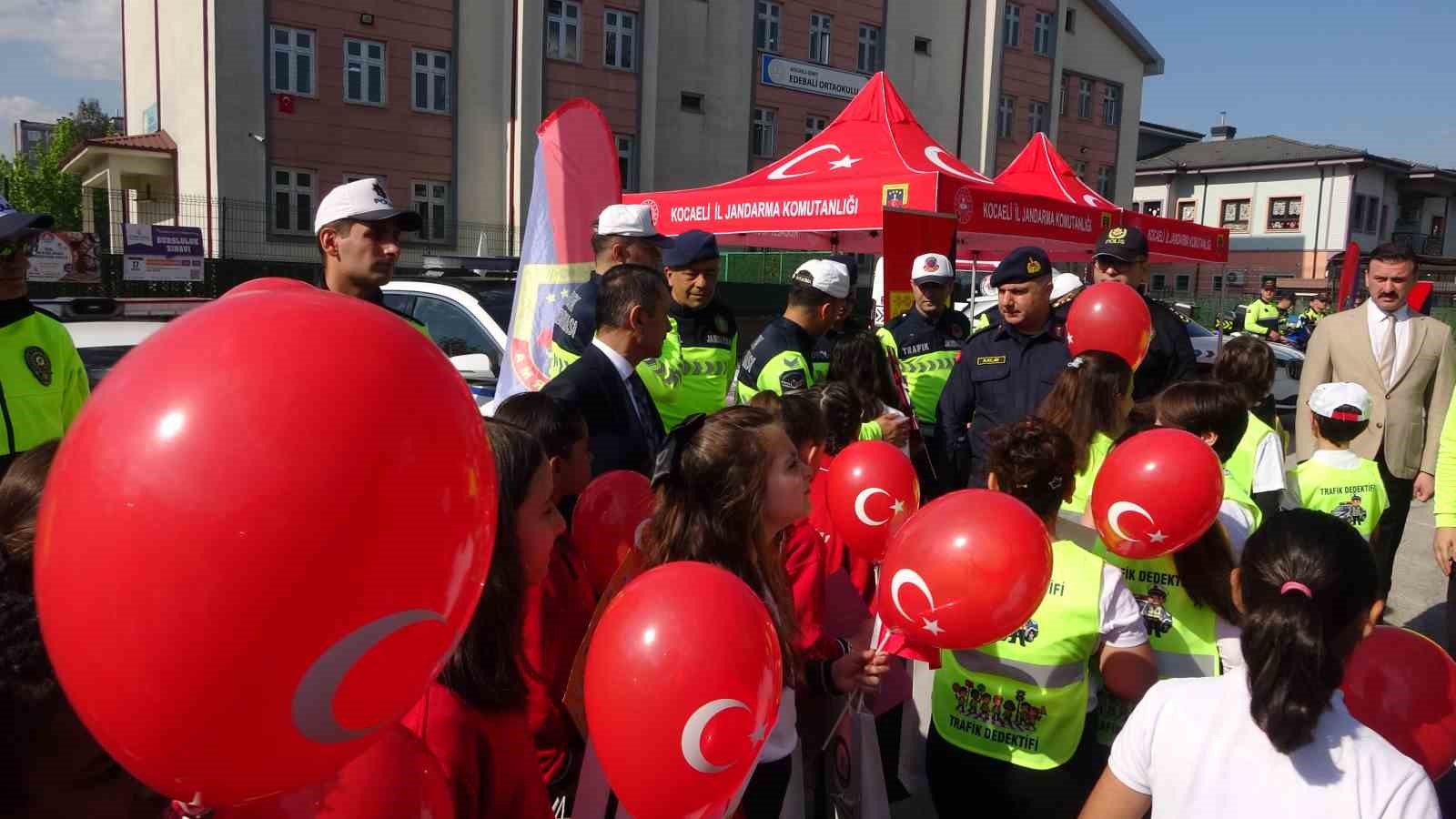 Minik trafik dedektifleri g&ouml;rev başında: Hem &ouml;ğrendi hem &ouml;ğretti
