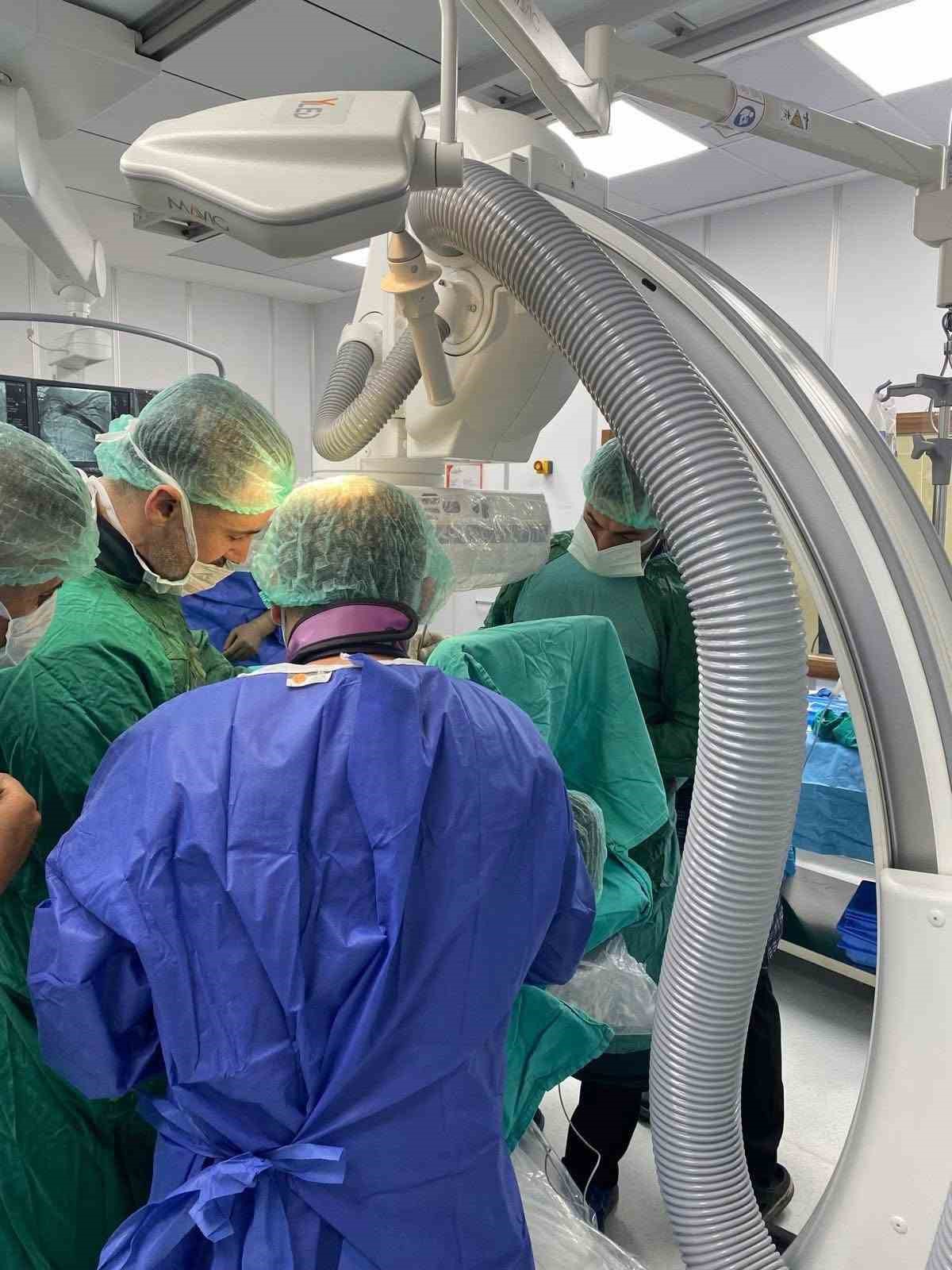 Tarsus Devlet Hastanesi&rsquo;nde şoklama &ouml;zellikli kalp pili takıldı

