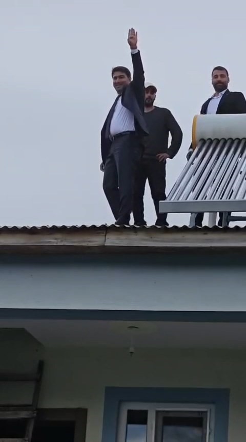 K&ouml;y ziyaretinde dikkat &ccedil;eken anlar: &Ccedil;atıda başlayan sohbet &uuml;yelikle sonu&ccedil;landı
