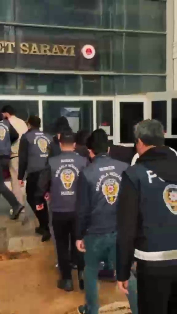 Vatandaşların IBAN&rsquo;larıyla yasa dışı bahis parası transferi yapan &ouml;rg&uuml;te operasyon
