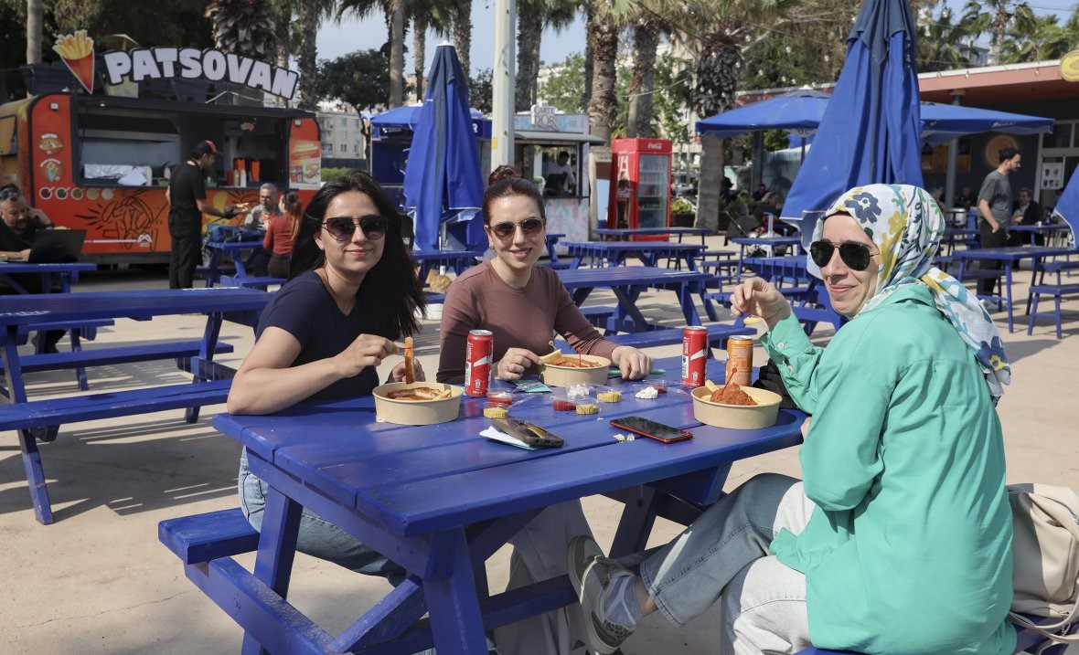Gastrokaravanlar Mersin sahiline lezzet kattı
