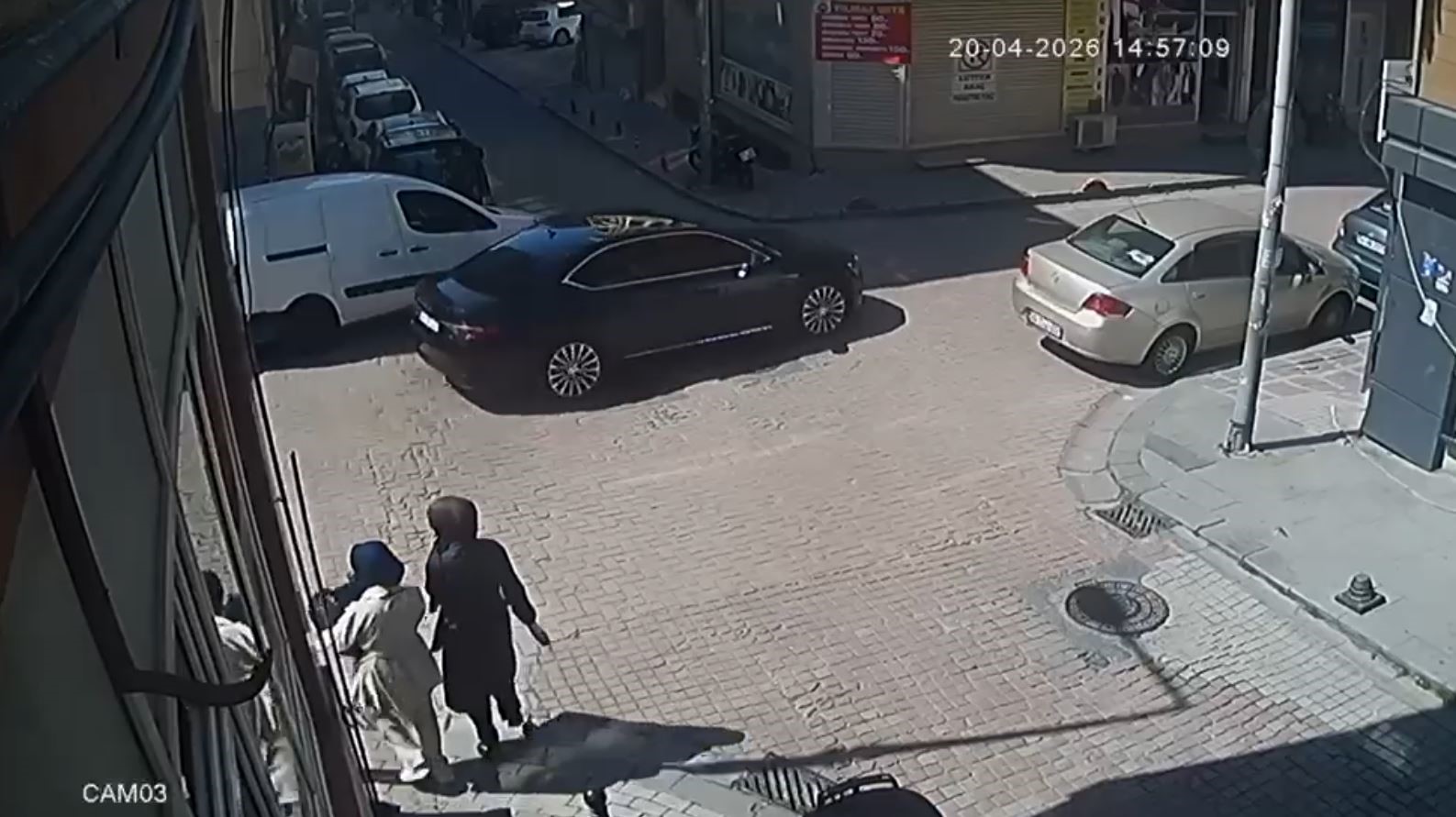 Bayrampaşa’da 7 milyonluk ziynet eşyasının bulunduğu kasayı torbaya koyup çalan iki kadın kamerada
