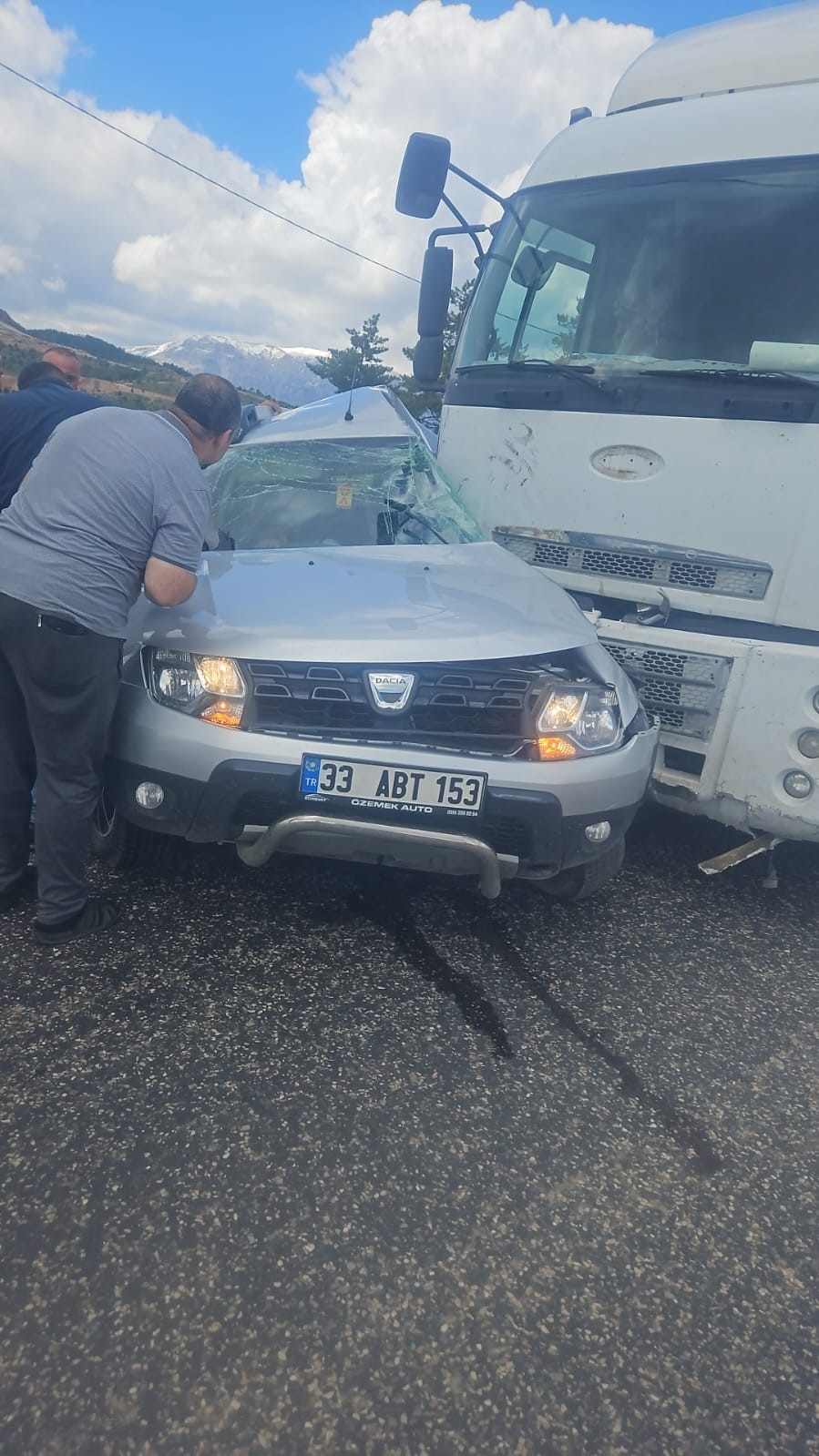 Kamyon ile otomobil &ccedil;arpıştı: 1 &ouml;l&uuml;

