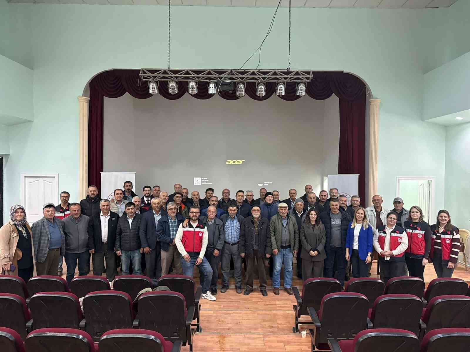 Şaphane&rsquo;de &uuml;reticilere kiraz ve vişne hastalıkları ile zararlıları eğitimi
