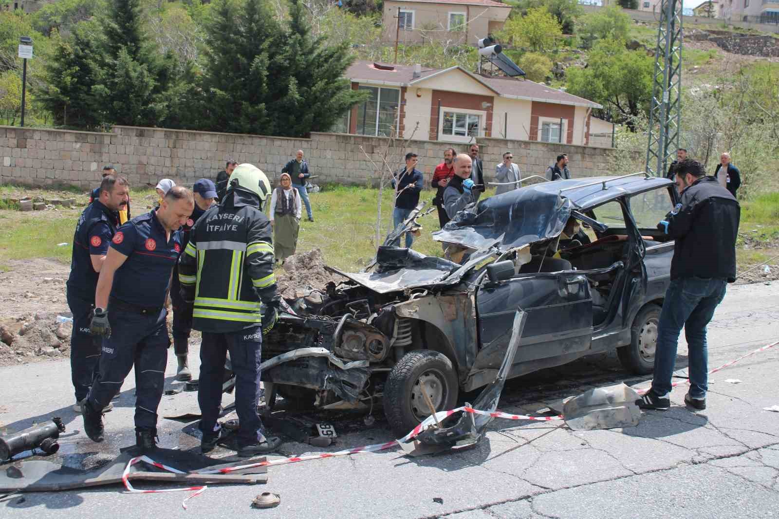 Kamyonun altına giren otomobildeki anne &ouml;ld&uuml;, oğlu ağır yaralandı
