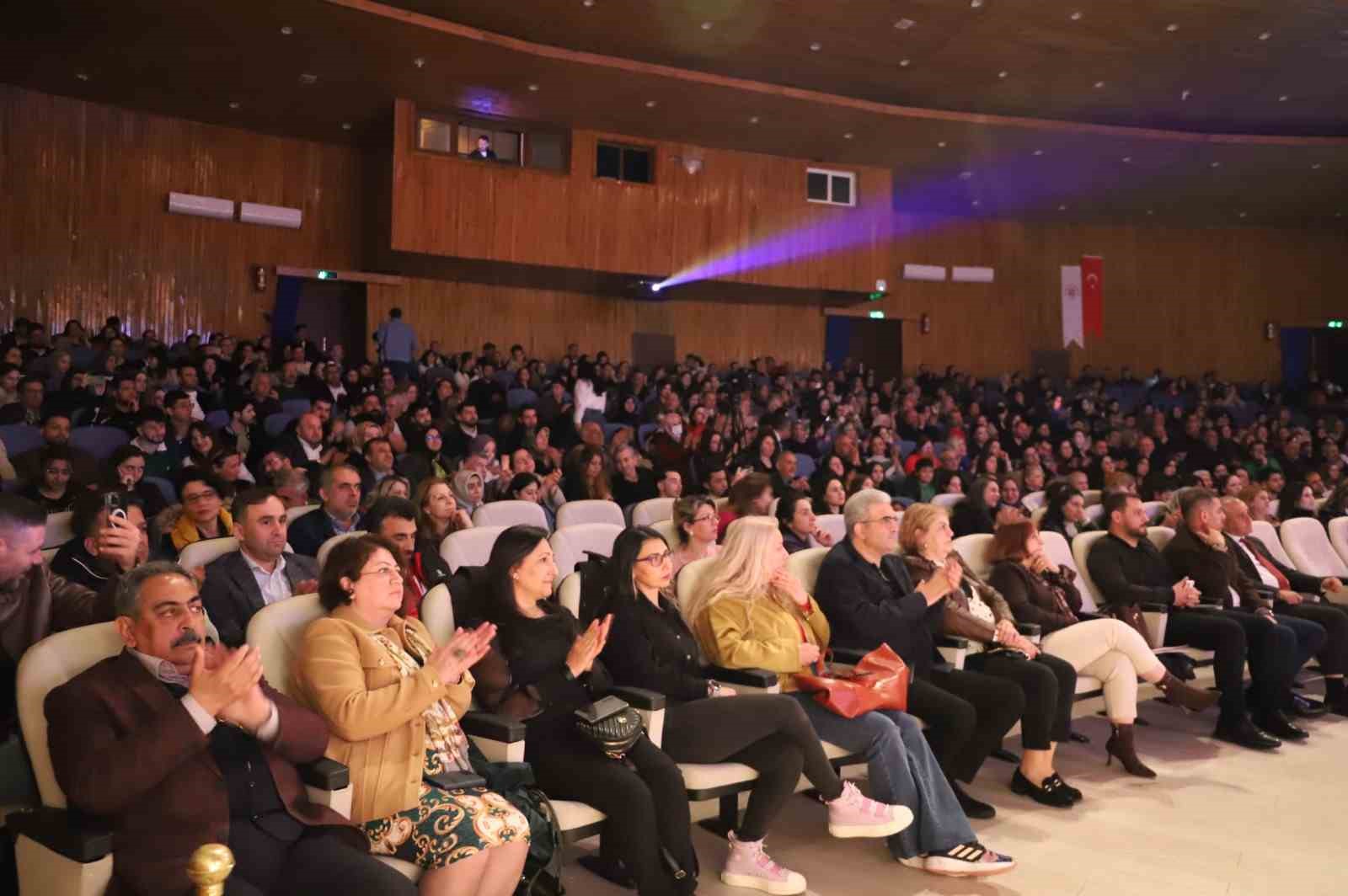 Akademisyenler korosu sanatseverlerle buluştu
