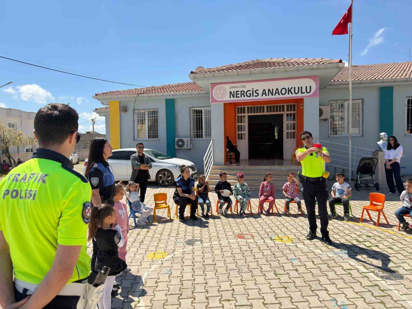 Cizre&rsquo;de geleceğin s&uuml;r&uuml;c&uuml;leri kuralları polis amcalarından &ouml;ğrendi
