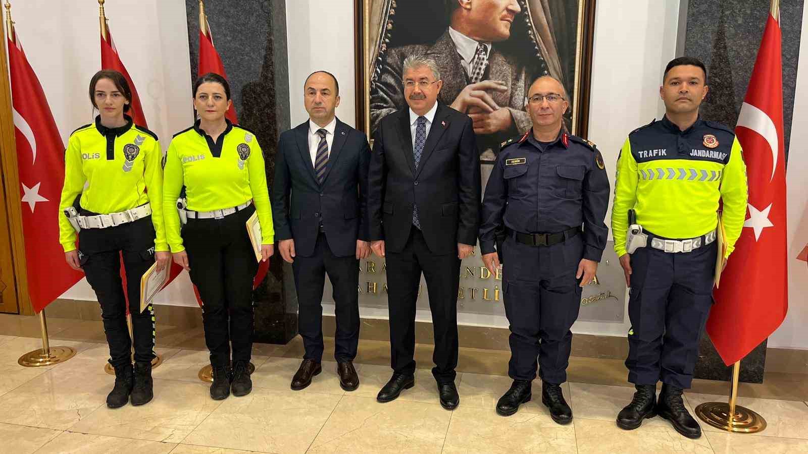Vali Yılmaz alkol g&ouml;zl&uuml;ğ&uuml;n&uuml; taktı, futbol topunu kaleye g&ouml;ndermede hayli zorlandı
